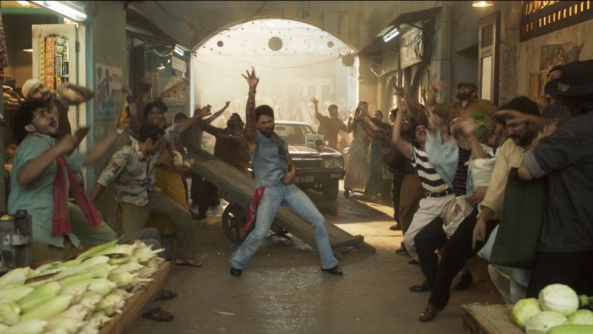 O'Romeo: Shahid Kapoor's retro swagger reminds of Amitabh Bachchan and Govinda in 'Paan Ki Dukaan' song