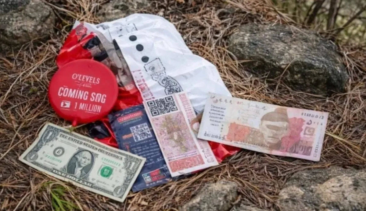 Balloons with US and Pakistani currencies found near LoC. Balloons with US and Pakistani currencies found near LoC.