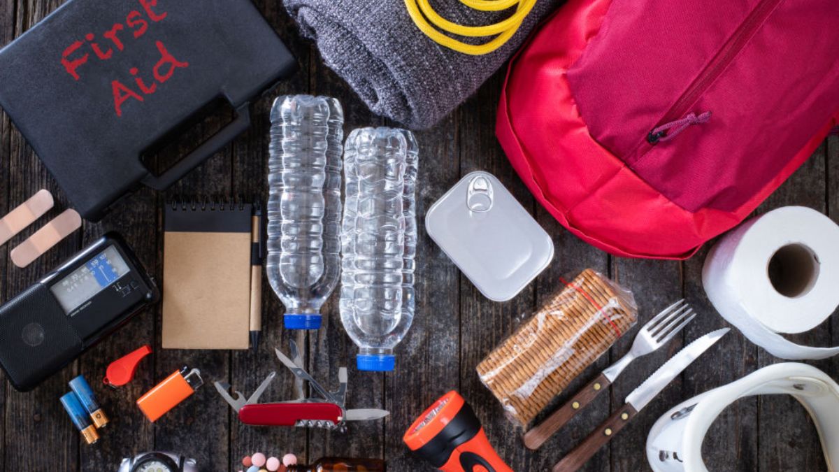 5 Must-have gadgets to stay connected and safe during emergency or war-like situations