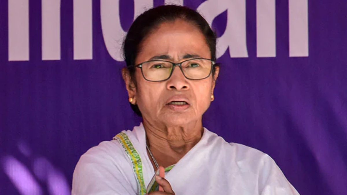 Mamata Banerjee at Bhabanipur EVM strong room, alleges tampering of vote machines; EC responds
