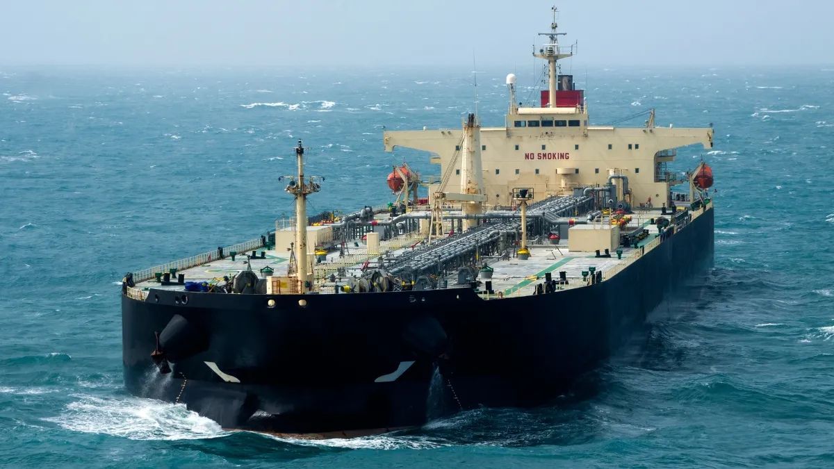 Three mysterious large ships enter Strait of Hormuz thorugh new route along Oman coast