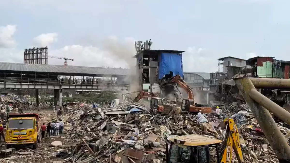 Authorities carrying out demoliton on encroached Railway land in Mumbai's Bandra. Authorities carrying out demoliton on encroached Railway land in Mumbai's Bandra.