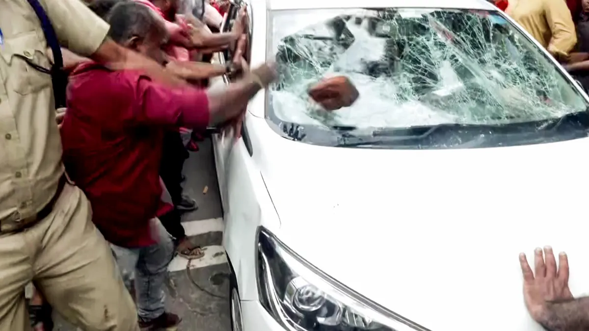 Former Kerala CM Pinarayi Vijayan was raided by the ED on Wednesday, leading to a tense situation. Former Kerala CM Pinarayi Vijayan was raided by the ED on Wednesday, leading to a tense situation.