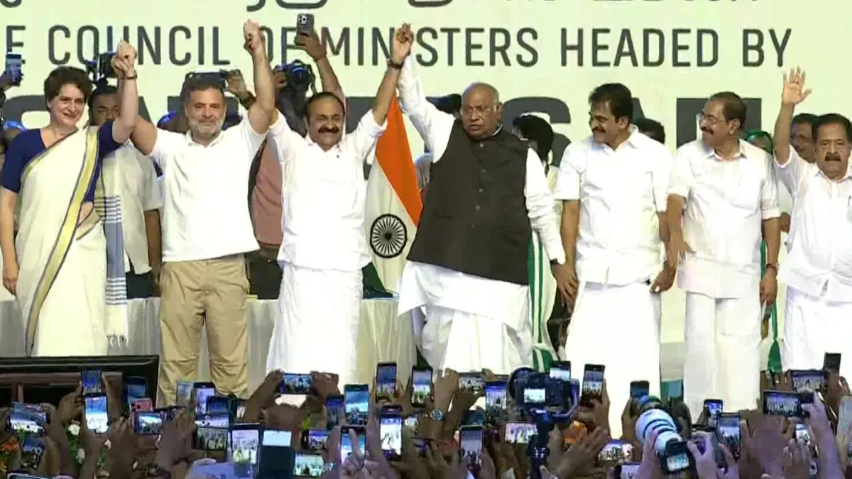 VD Satheesan, Congress National President Mallikarjun Kharge, Lok Sabha LoP Rahul Gandhi, Congress MP Priyanka Gandhi and other leaders, at the swearing-in ceremony of the Keralam government.
