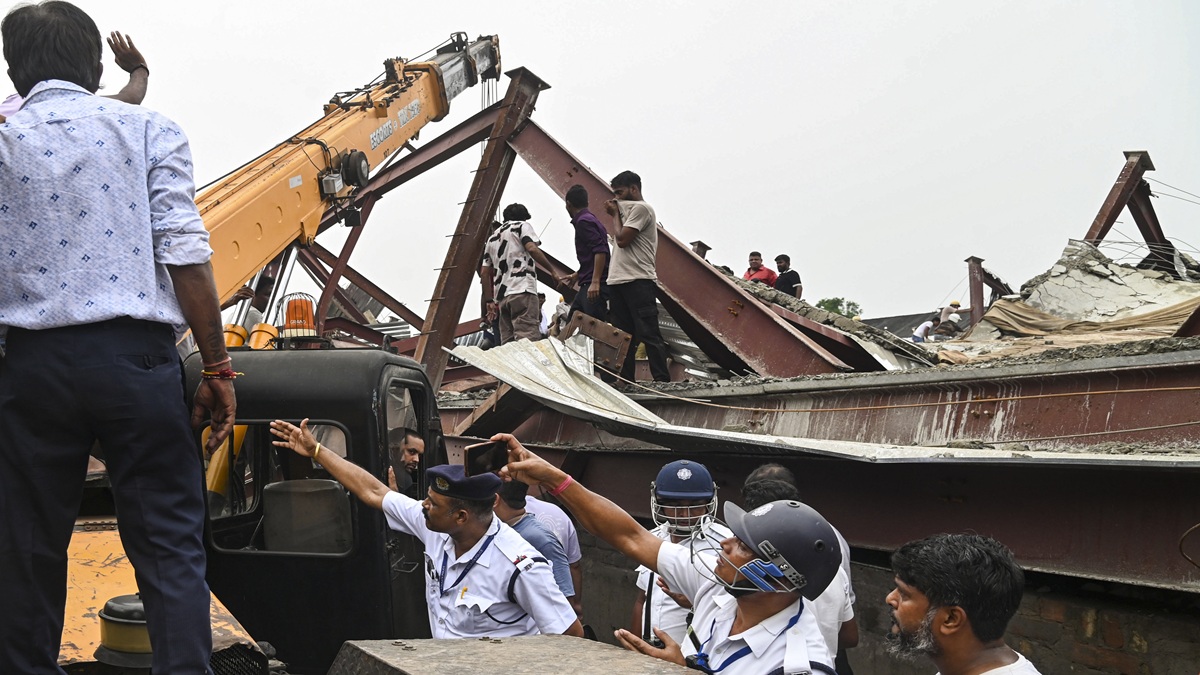 Kolkata warehouse collapse: Three dead, 21 rescued so far, CM Suvendu reviews rescue operation | Key points