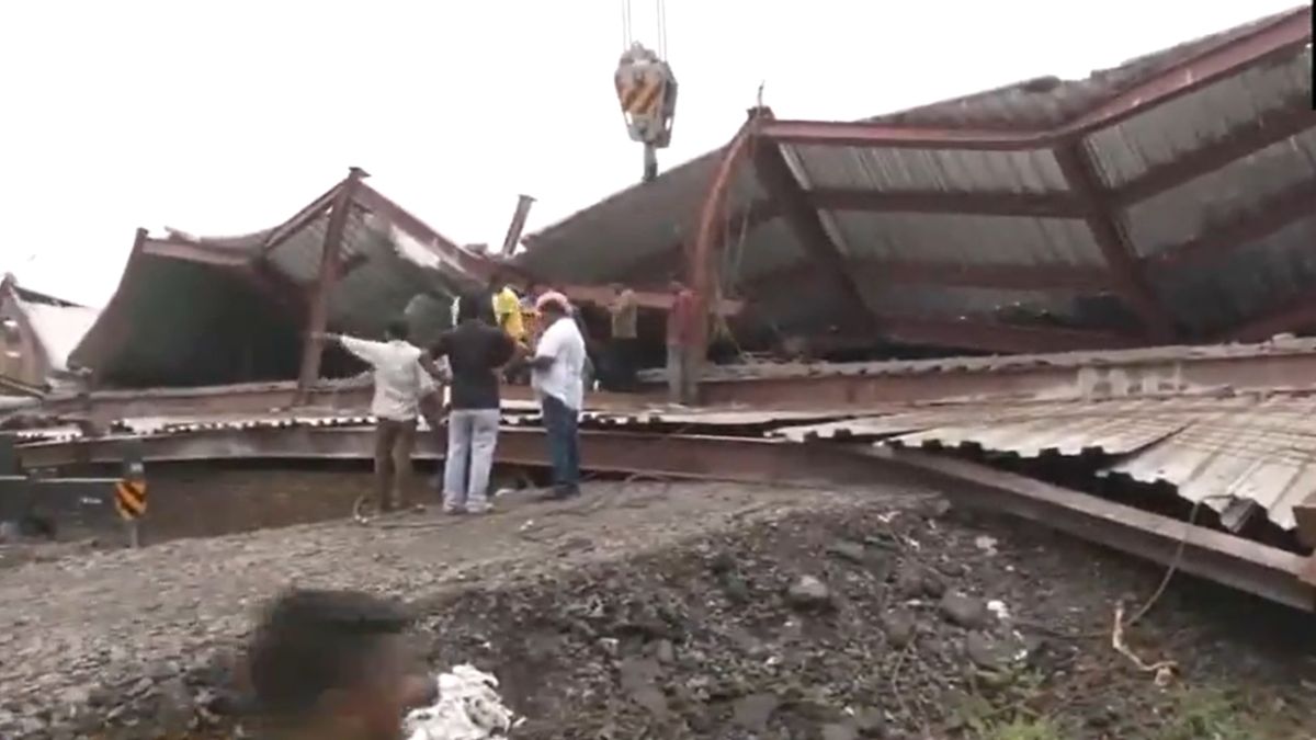Bengal: Under construction warehouse collapses in Kolkata's Taratala, several feared trapped | VIDEO