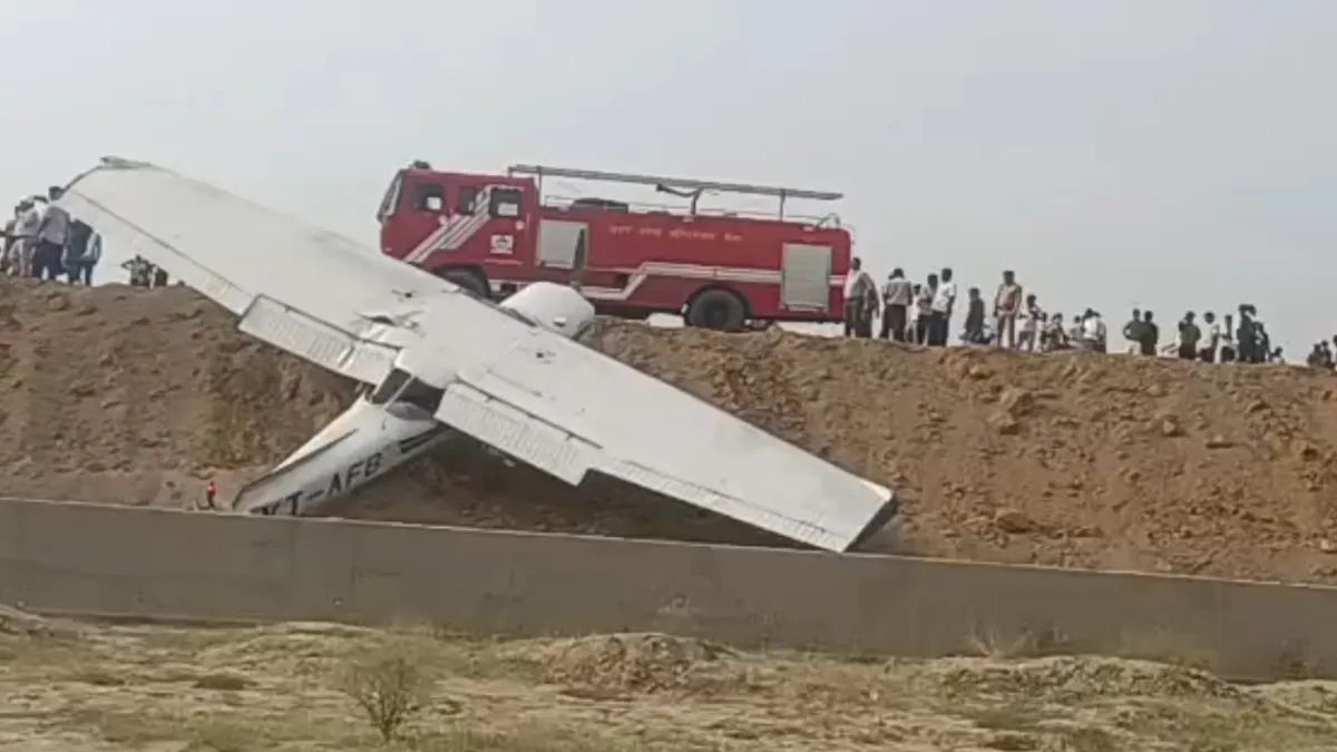 Trainee aircraft crashes on highway in UP's Kasganj; woman pilot critically injured | VIDEO