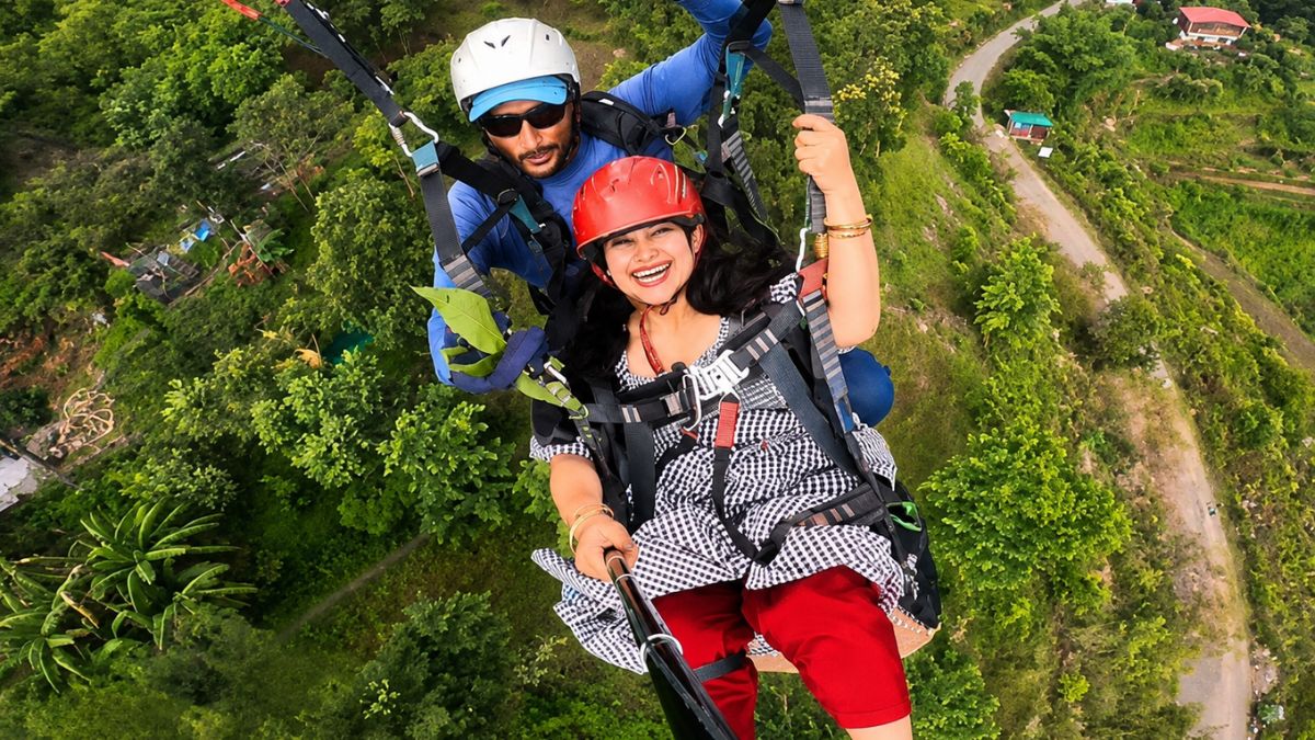 Paragliding pilot plucks leaves from treetops mid-flight to impress woman passenger. Internet is divided