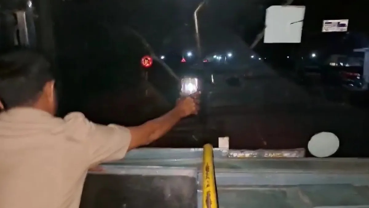 Bus driven using mobile flashlight after headlight failure, 3 KKRTC staff suspended as video goes viral