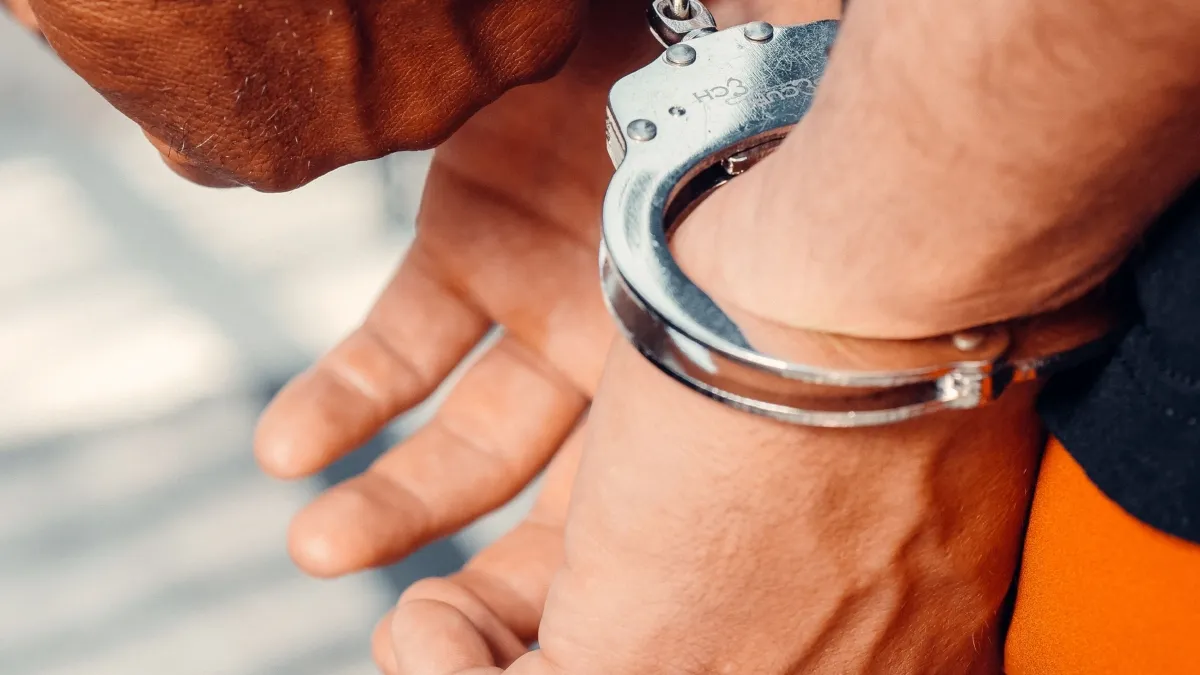 "मेहंदी देखना चाहता हूं" कहकर छात्रा का हाथ पकड़ा, फिर पार की हदें; मकान मालिक गिरफ्तार