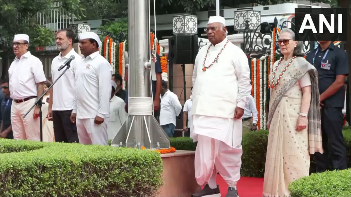 Full 'Vande Mataram' played at Congress headquarters as India celebrates 80th Independence Day | VIDEO Full 'Vande Mataram' played at Congress headquarters as India celebrates 80th Independence Day | VIDEO