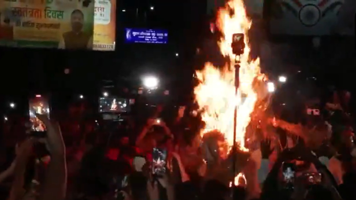 Students burn effigies of Hemant Soren, Rahul Gandhi in Ranchi; plan gherao of CM's residence | Video