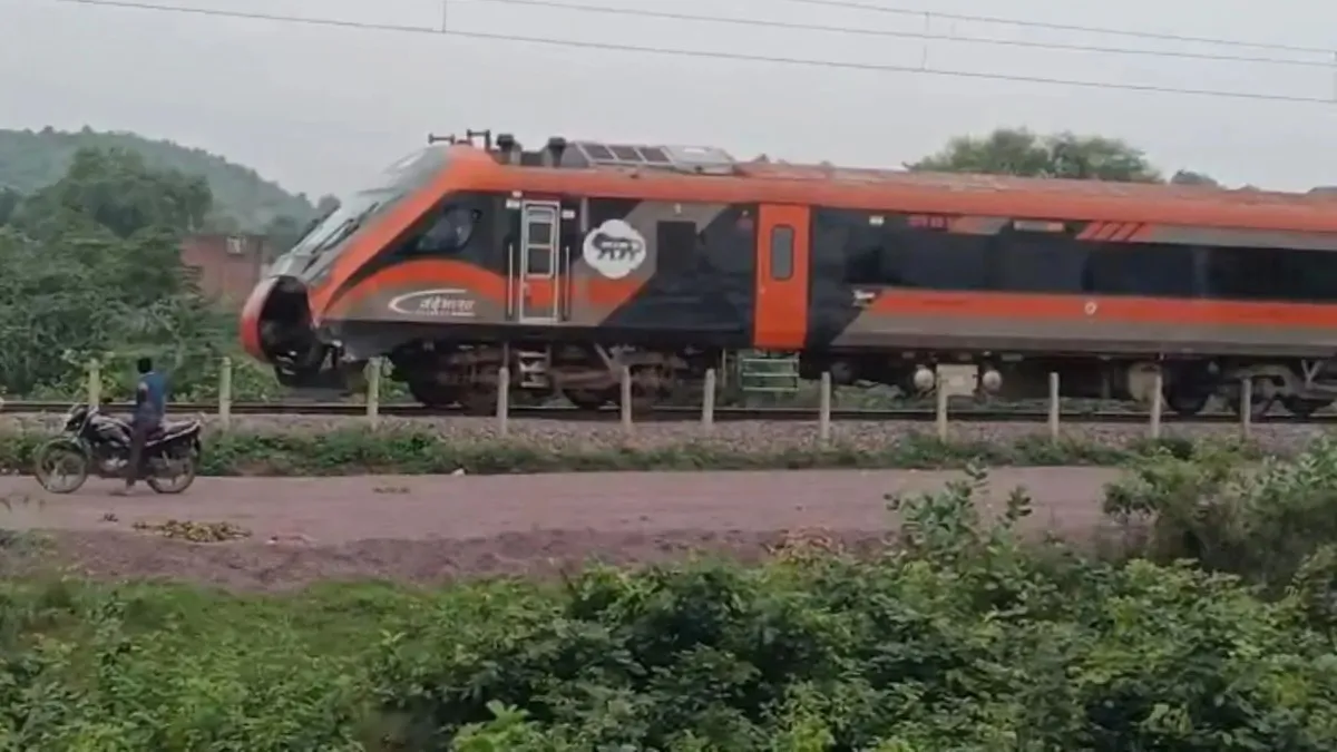 major-train-accident-averted-in-up-s-mahoba-as-vande-bharat-express