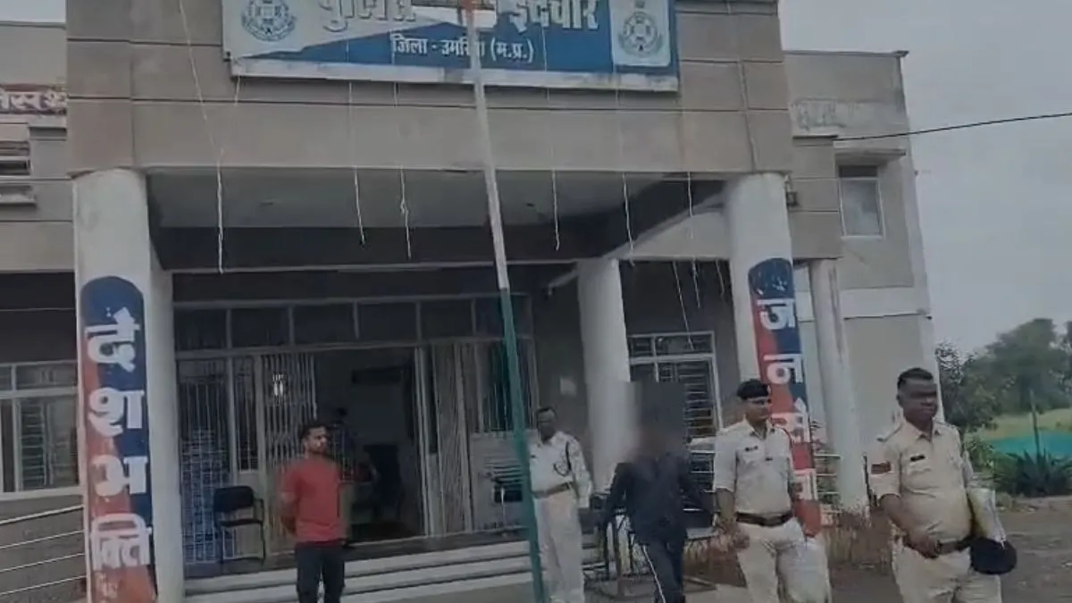 सरकारी स्कूल में छात्राओं से अश्लील हरकतें करने वाला टीचर अरेस्ट, आरोप लगने के बाद किया गया था सस्पेंड