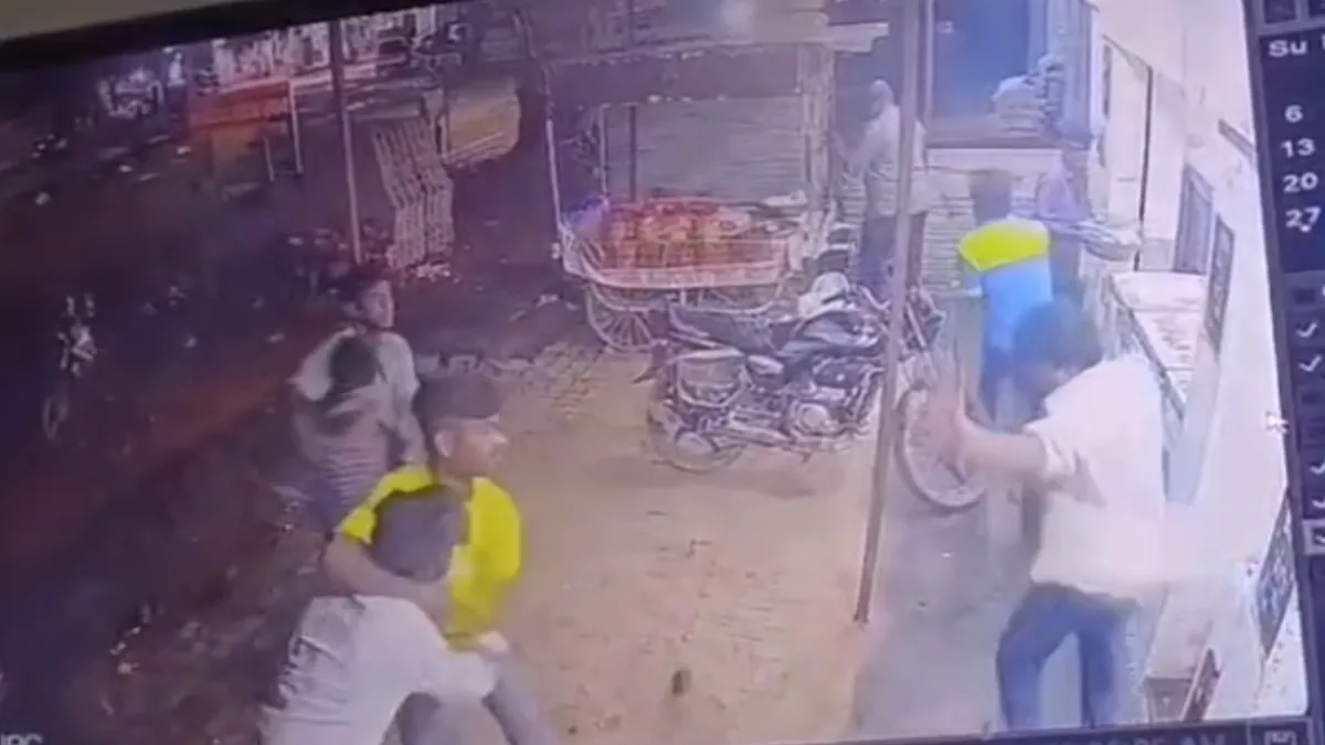 शराब की दुकान के बाहर बी फार्मा छात्र की हत्या का LIVE CCTV, 5 हमलावरों ने घेरकर पत्थरों और चाकू से किया हमला