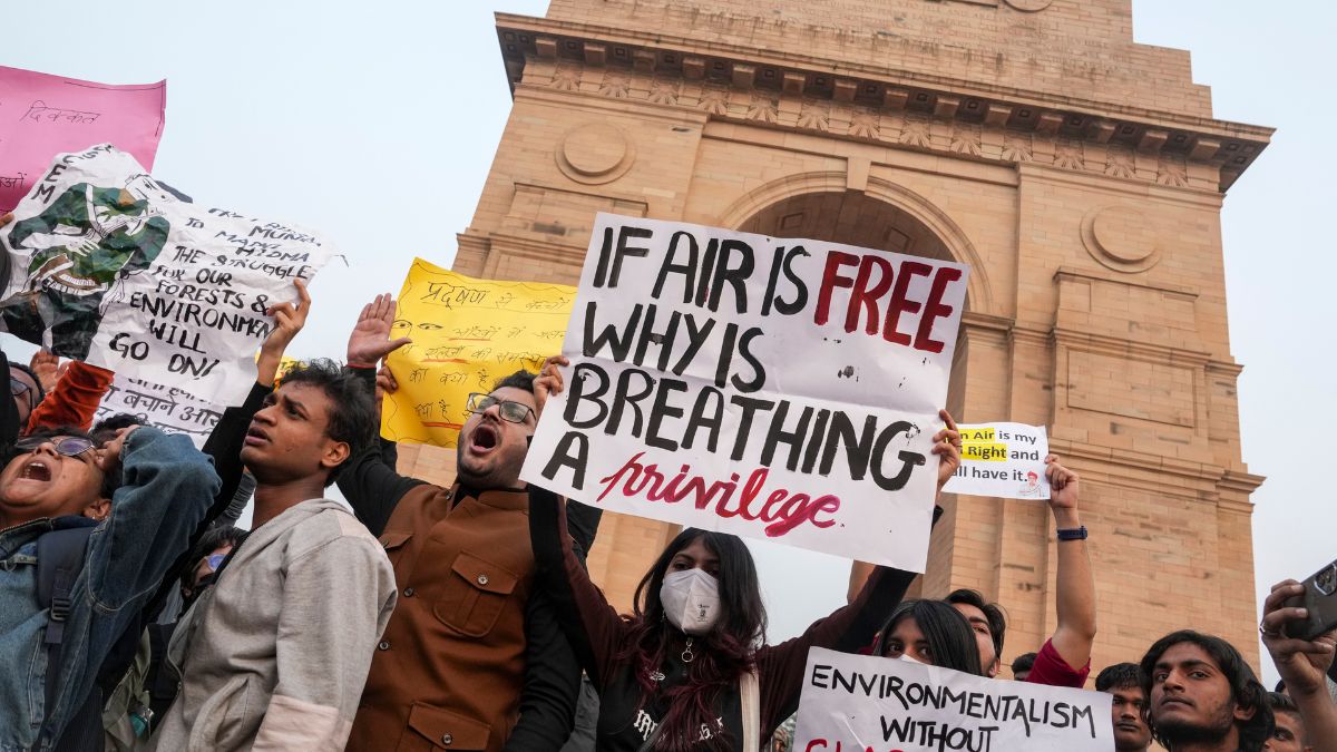 17 Held for Pepper Spray Attack on Delhi Police at India Gate Pollution Protest
