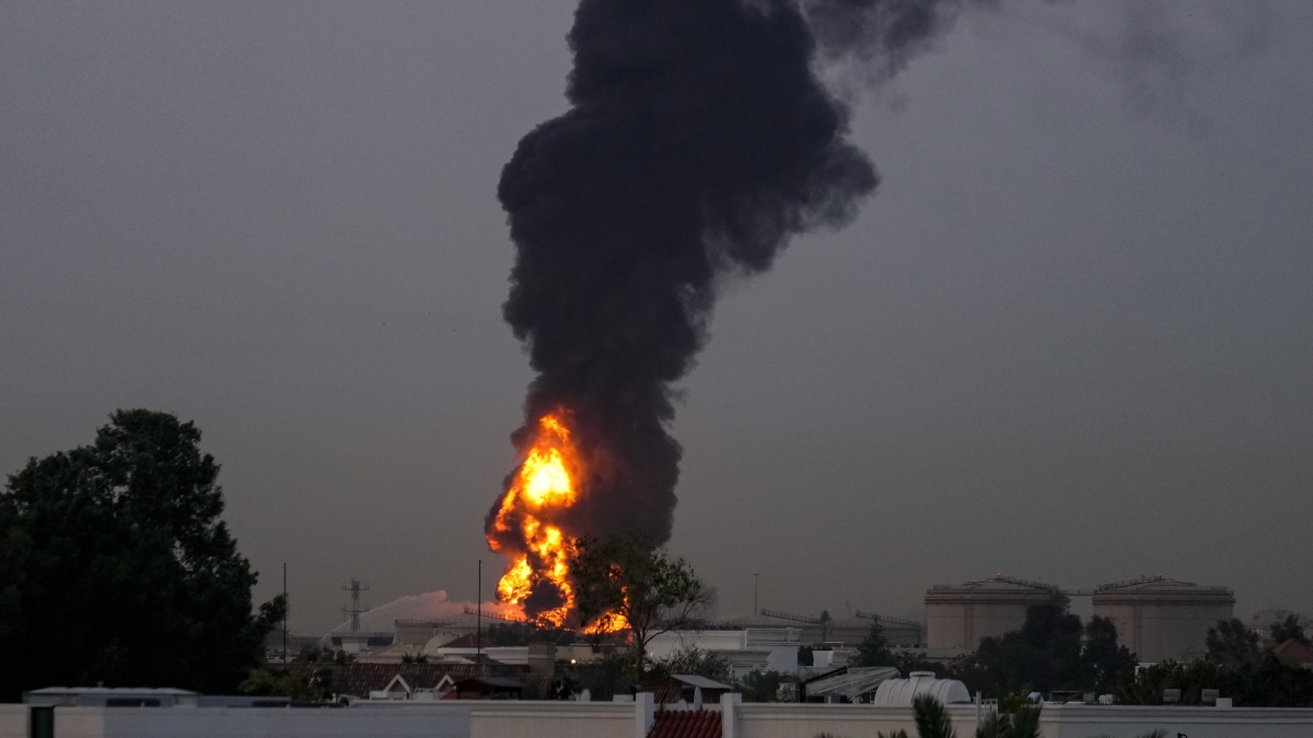 US-Israel-Iran Tensions Escalate: Missile Attack in Abu Dhabi Kills One, Explosions Reported in Doha and Dubai
