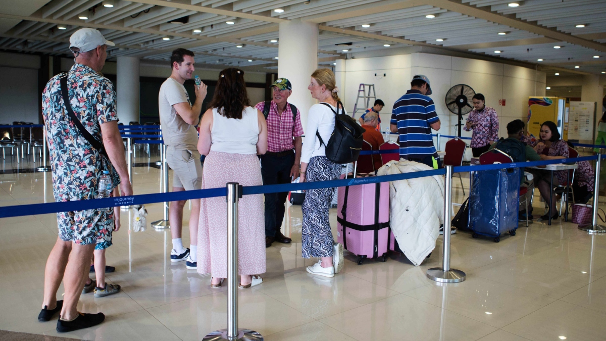 US Issues Urgent Travel Advisory for Americans in Middle East, Including Israel