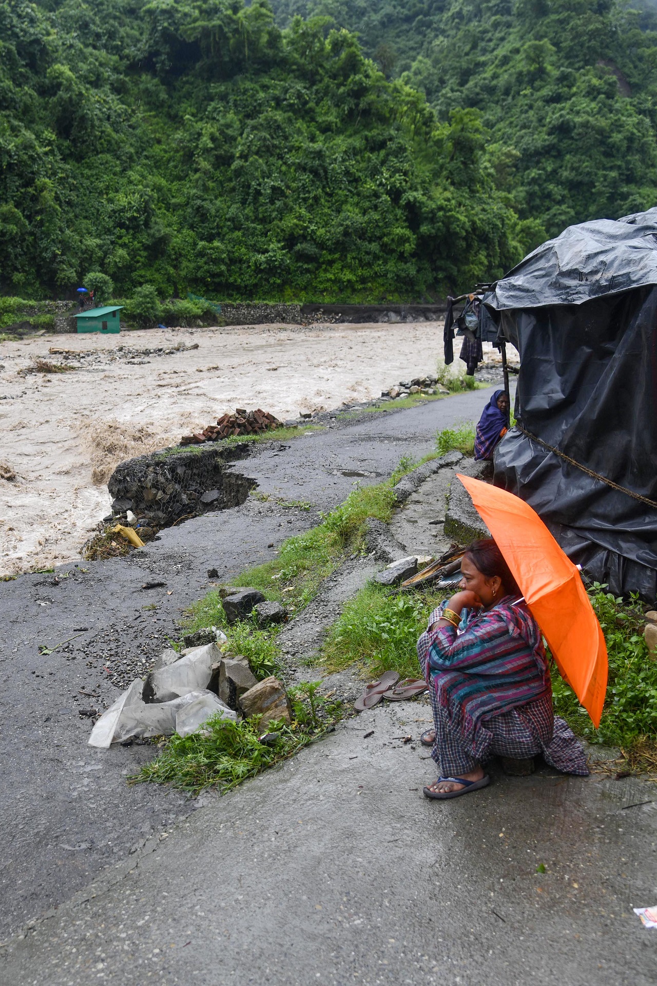 Landslides, flash floods wreak havoc in U'khand, Himachal 