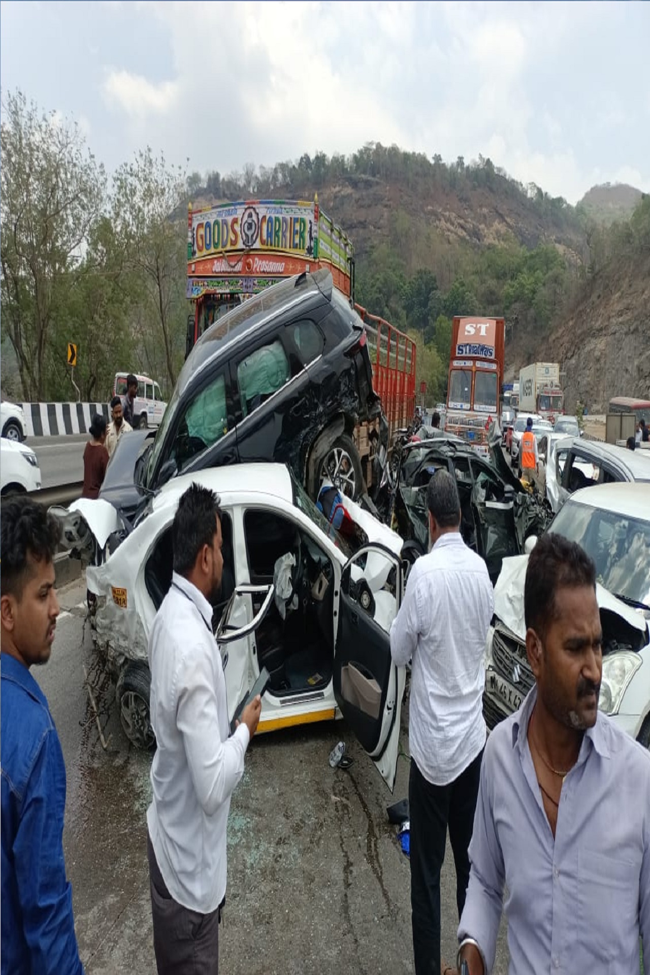 Massive accident on the MumbaiPune Expressway