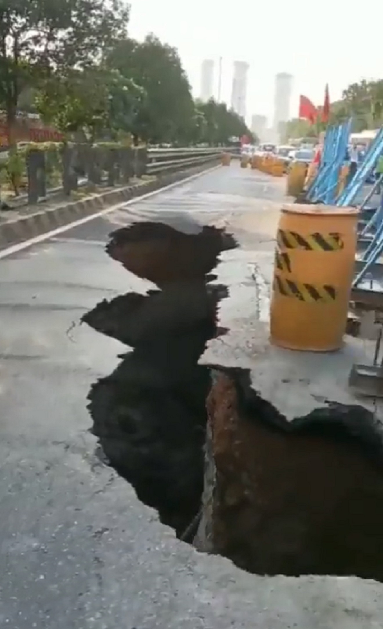 A huge sinkhole opened up on Noida-Greater Noida Expressway, traffic disrupted