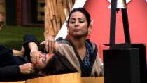 Bigg Boss 11 Bandgi cries for help as Hina Khan rubs chilli