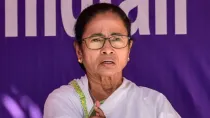 Mamata Banerjee at Bhabanipur EVM strong room, alleges tampering of vote machines; EC responds 