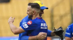 Faf du Plessis embracing Stephen Fleming ahead of the RCB