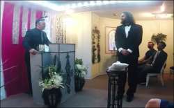 Man ties the knot with his smartphone in Las Vegas 