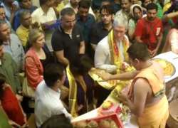 Tim Cook at Siddhivinayak temple in Mumbai