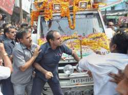 Cong supporters clash with SPG commandos during Rahul's road show in Bareilly