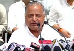 Mulayam Singh Yadav addressing media in Lucknow