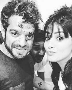 Karan Patel celebrates his birthday with ‘Yeh Hai Mohabbatein’ team