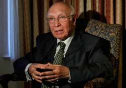 File pic Pak diplomat Sartaz Aziz 