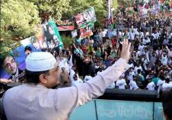 Zardari waves to supporters who gathered near Karachi airport to welcome him