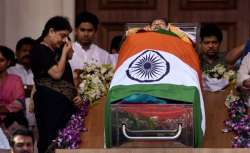 Sasikala crying near Jaya's body