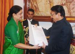 Sasikala visited Jaya memorial at Marina beach before meeting Governor