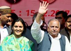 Mulayam Singh Yadav with bahu Aparna Yadav at rally in Lucknow