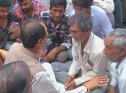 Shivraj Singh Chouhan meets families of victims of police firing in Mandsaur