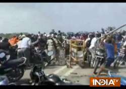 Protest by RJD workers turns violent in Chhapra, DM and SP attacked 