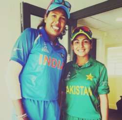 Pakistan pacer Kainat Imtiaz with India's Jhulan Goswami