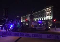 Sword-wielding man attacks police outside Buckingham Palace; 3 injured 