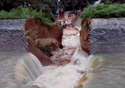 Sharad Yadav, Lalu attack Nitish over canal collapse in Bhagalpur