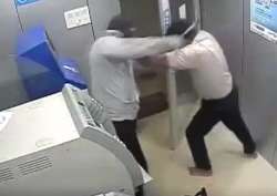 Video: Hit by hammer many times, security guard of an ATM foils robbery attempt