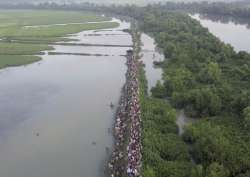 Thousands more Rohingya Muslims cross border into Bangladesh