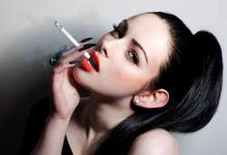 women smoking addiction