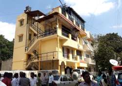 I-T officials outside the residence of AIADMK Karnataka chief V Pugazhendi in Bengaluru on Nov 9