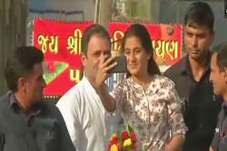 Bharuch girl climbs onto Rahul Gandhi’s van, takes selfie with him