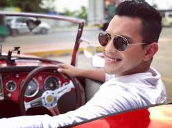 aditya narayan rams car into autorickshaw