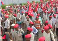 Agitating farmers, carrying red flags, were seen marching towards Mumbai.